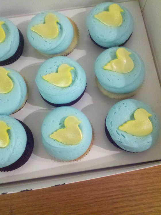 baby shower cupcakes